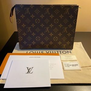 💯 Authentic Louis Vuitton Toiletry 26